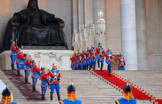 Төрийн далбааг мандуулж, Их цагаан тугийг цэнгүүллээ