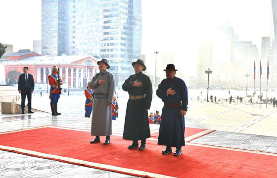 Эзэн Богд Чингис хааны хөшөөнд хүндэтгэл үзүүллээ