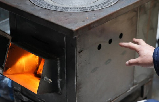 Битүүмжээ алдсан хуучин зуухтай айлуудын зуухыг шинээр сольж, суурилуулж байна