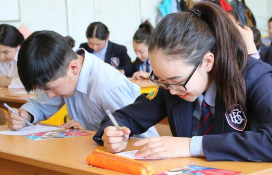 Дунд ангийн сурагчид өнөөдрөөс цахимаар хичээллэж эхэллээ