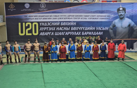 Дарханд үндэсний бөхийн залуучуудын улсын аварга боллоо