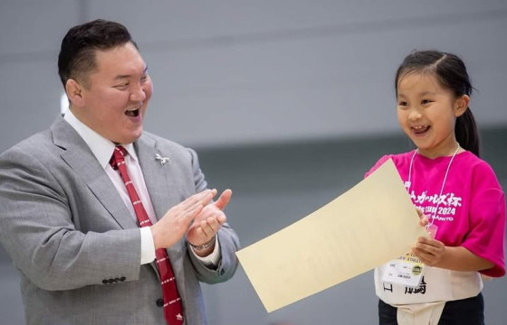Хүүхдийн “Hakuho Cup” тэмцээнд Хакүхо аваргын охин барилдаж давлаа