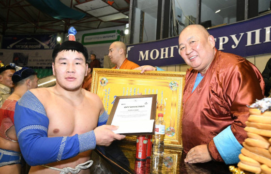 А.Тодмагнай сумын цолтон, залуу бөхчүүдийн барилдаанд түрүүллээ