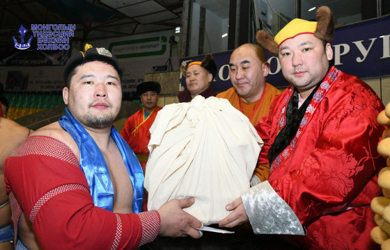 “Майдар бурхны авшиг” барилдаанд аймгийн хурц арслан Д.Алтанцоож түрүүллээ