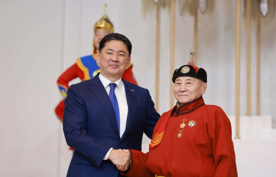 Ардын багш, Гавьяат тамирчин Д.Сэрээтэр Хөдөлмөрийн баатар цол хүртлээ