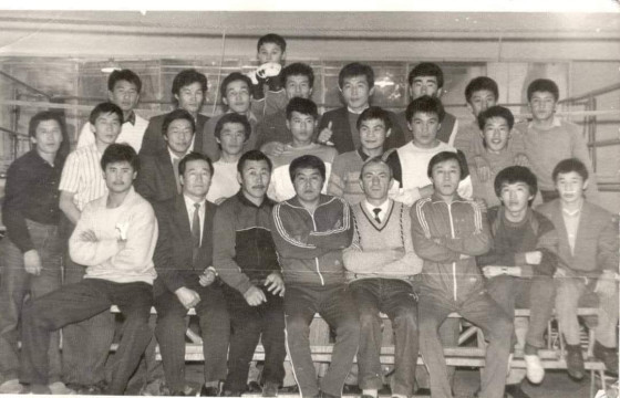 Ахмад боксчид цугларч сар шинийн золголт хийлээ