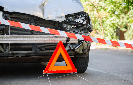 Согтууруулах ундаа хэрэглэсэн үедээ жолоо барьж, осолджээ