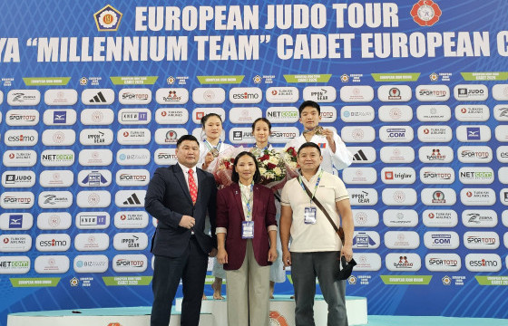 Жүдо бөхийн өсвөр үеийн Европын цомоос 1 мөнгө, 2 хүрэл медаль хүртжээ