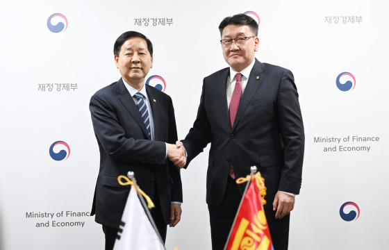 Сангийн сайд Б.Жавхлан БНСУ-ын Шадар сайд Гү Юн Чолтой санал солилцов