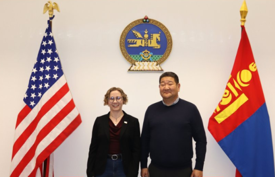 Б.Мөнхбаатар АНУ-ын Монгол судлалын төвийн Магги Линдруттай уулзав